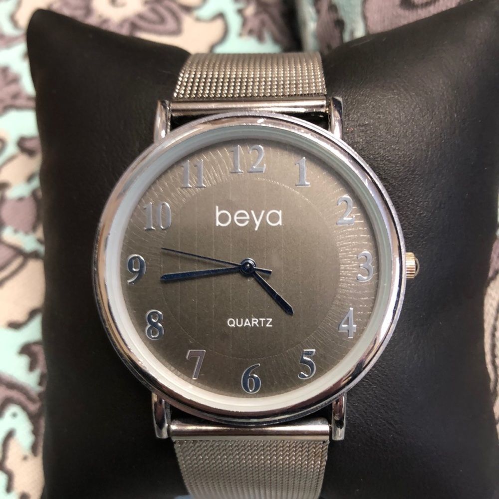 NWOT Beya Quartz Watch mesh silver tone band